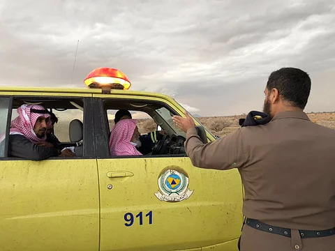 شاهد,, "الكاميرا الطائرة" ترصد "مدني تربة" ينقذ مسنًّا وأبناءه احتجزتهم السيول