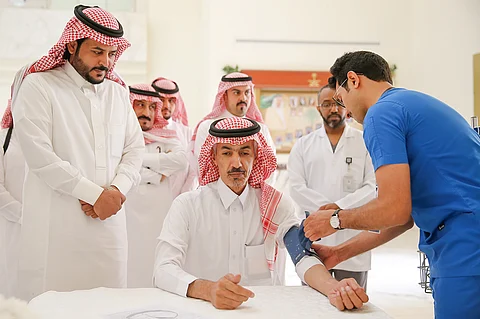 شاهد .. محافظ الخرج أول المبادرين في حملة 100 يوم للتبرع بالدم