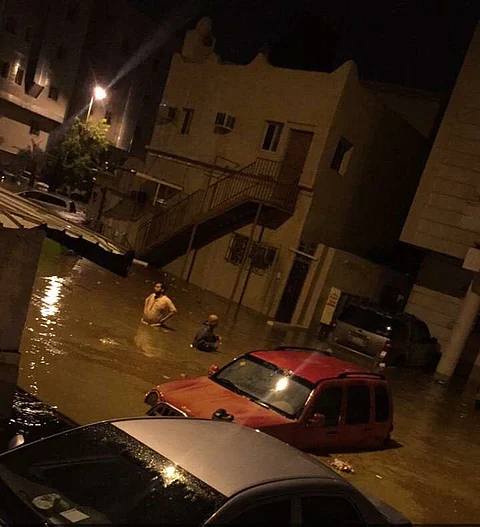 شاهد.. أمطار مكة تكشف سوء تصريف مياه السيول بأحياء العاصمة المقدسة