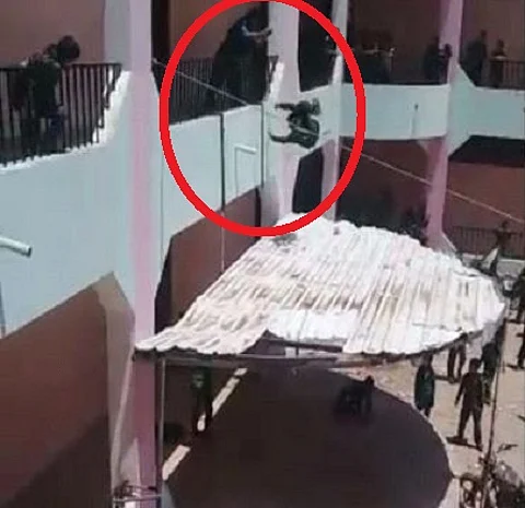 عقاب لا إنساني.. مدير مدرسة يمنية يلقي الطلاب من الطابق الثاني