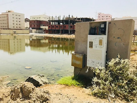بالصور.. مواطن يوثّق تدفق مياه صرف قُرب مقبرة بجدة ويناشد بالحل