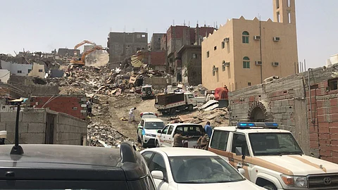شاهد.. بلدية الشوقية تزيل تعديات الجالية الأفريقية على الدائري الرابع