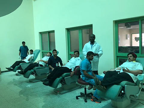 "صحة القريات" تدعم أبطال الحد الجنوبي بـ "الدم"