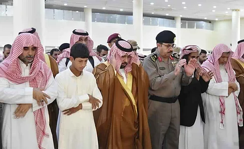 نائب أمير جازان يؤدي صلاة الميت على الشهيد العبدلي