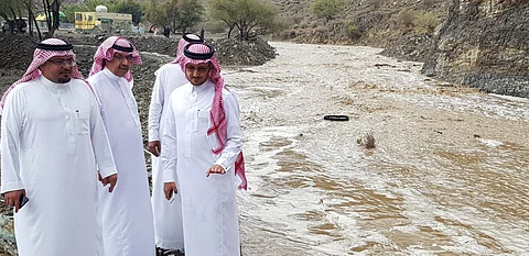 شاهد .. محافظ القرى يقف ميدانيًا على المواقع المتضررة من الأمطار والسيول