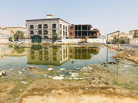 بالفيديو والصور.. مواطن يوثق تدفق مياه صرف ومحاصرتها منازلهم قرب مقبرة بجدة