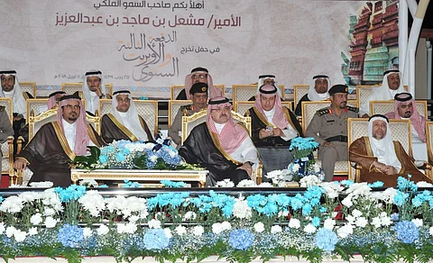 شاهد من جامعة جدة.. "مشعل بن ماجد" يتوّج 1878 خريجاً