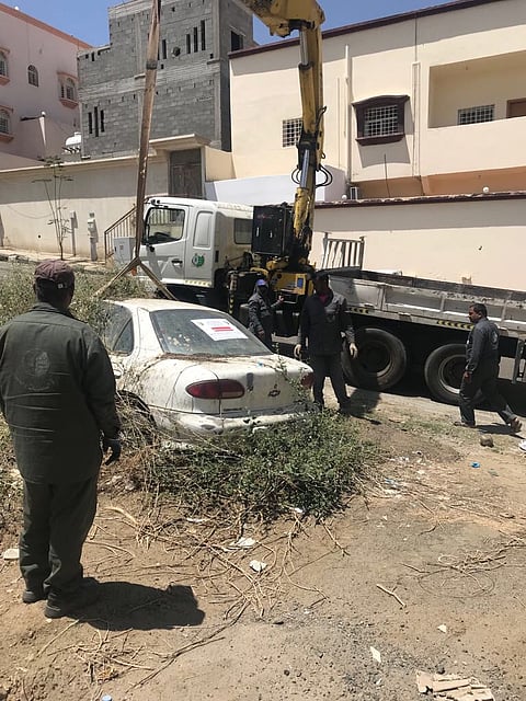 شاهد من عسير.. إزالة 19 سيارة وهيكلاً تالفاً ضمن حملة "التشوه البصري"