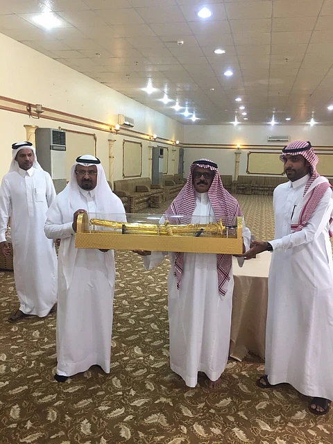 بعد 37 عاماً من العطاء.. رئيس بلدية الجموم يُكَرّم "الشيخ"