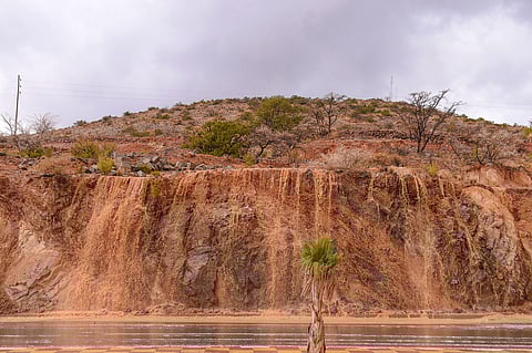 شاهد .. الأمطار الغزيرة ترسم لوحة جمالية بقرى عسير