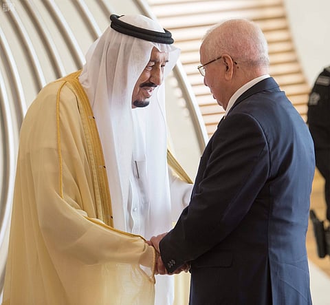 خادم الحرمين في مقدمة مستقبلي القادة العرب بمقر انعقاد #قمة_الظهران