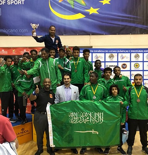 آل الشيخ يكرّم الهديب لاعب المنتخب السعودي للمبارزة بـ50 ألف ريال