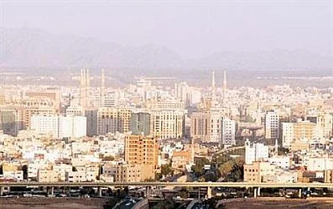 عزيمة الرجال.. مُسعف يباشر حادثاً شنيعاً لعائلته في مشهد مأساوي بالمدينة المنورة