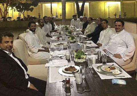 شاهد .. بلا رسميات ولي العهد يستضيف رؤساء الدول العربية على مأدبة عشاء