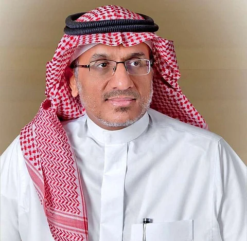 مشيداً برباطة جأشه.. "القاسم" يعزّي المسعف الذي باشر حادث وفاة أقربائه