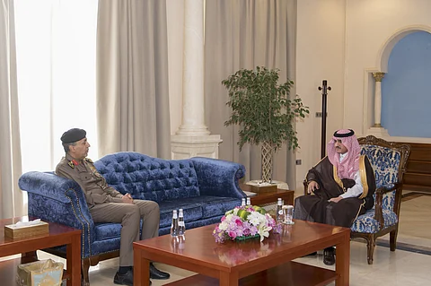 أمير الجوف يلتقي مدير الدفاع المدني ومساعديه