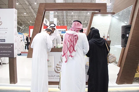 المطالبة بإيجاد عقود إلكترونية للأيدي العاملة في المملكة لتقليص مدة الاستقدام