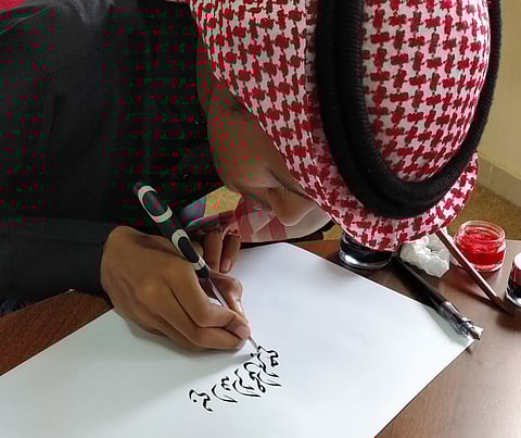 "طالب صامطة".. الأول في مسابقة الخط العربي والزخرفة الإسلامية على مستوى السعودية