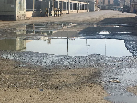 مياه المجاري تهدد سكان حي المطار بجازان.. والسبب أحد المنازل