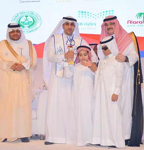 شاهد .. "مشعل بن ماجد" متوِّجاً الفائزين بجائزة جدة للمعلم المتميّز: شيء يثلج الصدر