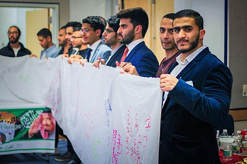 نيويورك.. طلبة "نادي بيس" ينظمون أول فعالية ثقافية ويحملون عريضة الحب