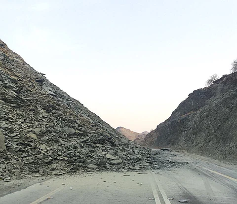 شاهد.. انهيار صخري مفاجئ يغلق طريق القنفذة- العرضيات ويتسبب في حادث