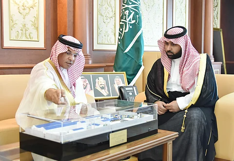 نائب أمير جازان يتعرف على مراحل إنشاء مصنع الريف لتكرير السكر