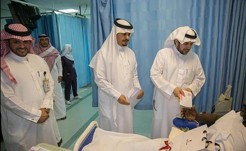شاهد.. "أصدقاء المرضى" بغرفة الرياض تنفق 10 ملايين ريال على 13 ألف مريض