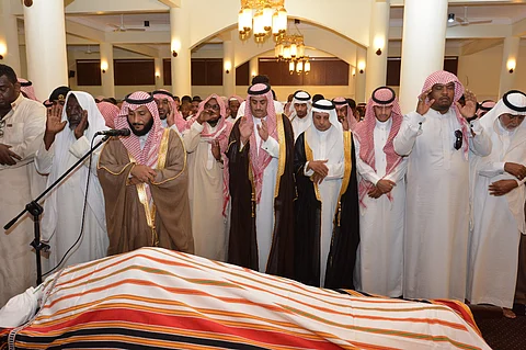 وكيل إمارة جازان المكلف يؤدي صلاة الميت على "الشهيد القيسي"