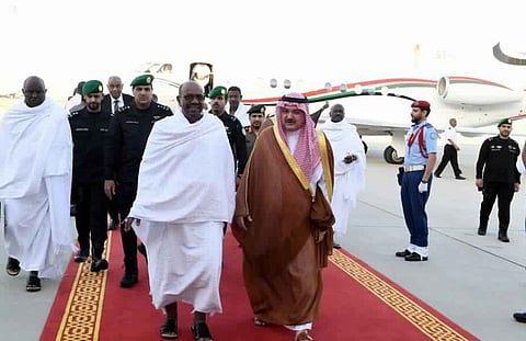 بالصور.. الرئيس السوداني يصل جدة استعداداً لأداء مناسك العمرة