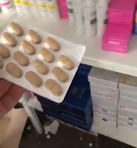 شاهد.. "الصحة" تضبط مخالفات بالجملة في محل أدوات تجميل بالرياض
