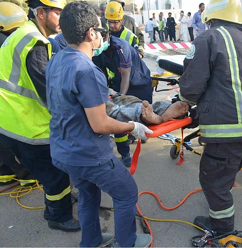 نجاة مقيم ثلاثيني سقط في فتحة صرف صحي بجدة