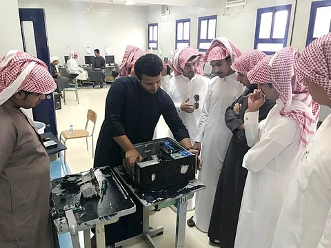 طالب بـ"أحد رفيدة" يعيد تأهيل أجهزة الحاسب الآلي بمدرسته
