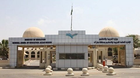 الغبار يعيد أزمة نظافة مدارس جازان والمتعهد للواجهة.. استنجاد ومطالبة