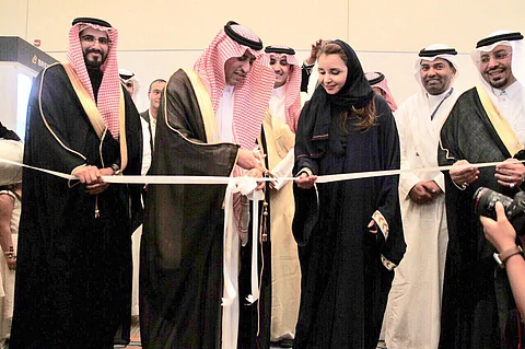 "سلطان بن سعود" يفتتح النسخة السابعة من صالون المجوهرات في الرياض