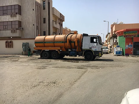 تجاوباً مع " سبق" ..بدء عملية سحب طفح مياه المجاري بحي المطار بجازان