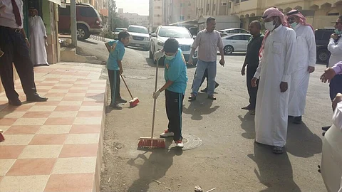 32 مواطناً بينهم 20 طالباً يشاركون في تنظيف حي الصفا بجدة