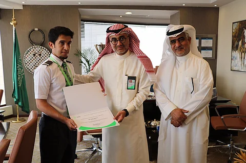 "السعودية للخدمات الأرضية" تكرم موظفاً أعاد مبلغاً كبيراً وجده داخل طائرة