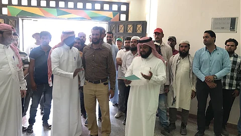 "عمل الدواسر" ينهي معاناة "24" عاملاً تأخر صرف رواتبهم