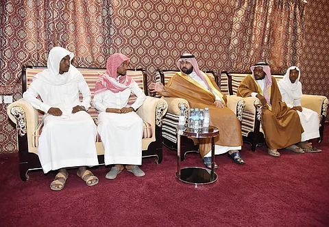 نائب أمير جازان ينقل تعازي القيادة لوالد وذوي الشهيد "القيسي"