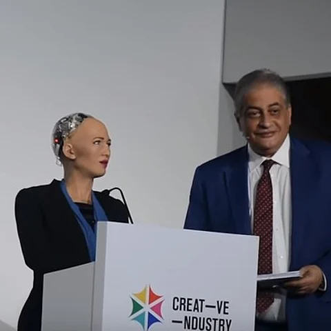بالفيديو.. "صوفيا الروبوت" معجبة باللاعب المصري محمد صلاح