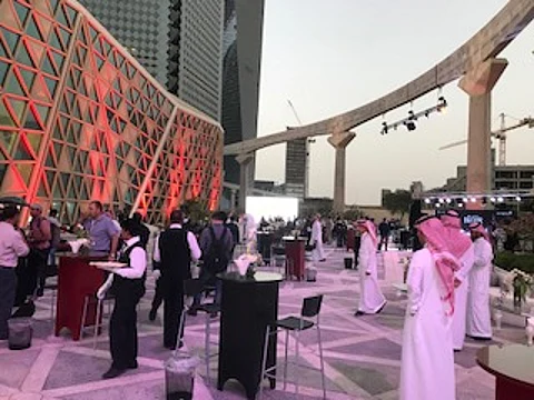 أجواء مبهجة تسبق أول إطلاق رسمي لدار عرض سينمائية سعودية