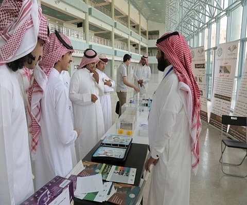 إقامة برنامج توعوي ومعرض تثقيفي عن أضرار المخدرات بكليات الأفلاج