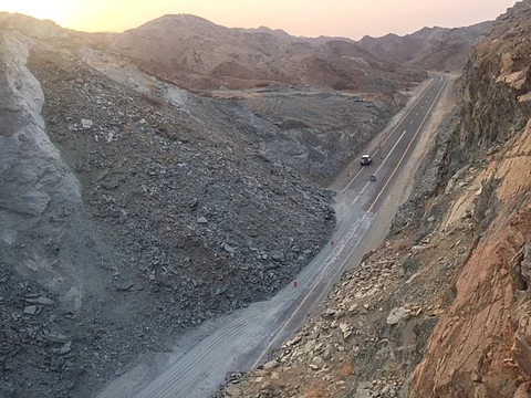 فيديو.. صخور متحركة تهدد حياة عابري طريق سبت الجارة - العرضيات