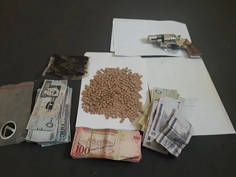 انقلاب مركبة ومصرع سائقها يكشفان عن سلاح ومبلغ مالي وحبوب مخدرة