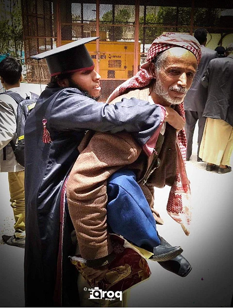 صورة مؤثرة.. فرحة مسن يمني بتخرج ابنه من ذوي الاحتياجات الخاصة