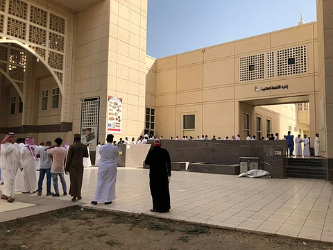 شاهد.. "أرواب التخرج" تدفع بطلاب "أم القرى" إلى طوابير الانتظار