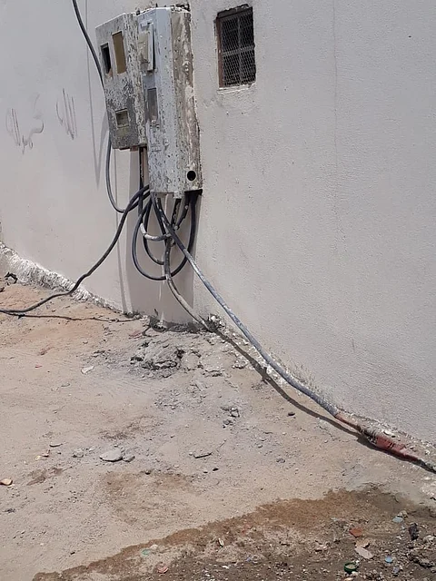 كيابل مكشوفة تهدد طالبات مدرسة ابتدائية في "بحرة جدة"