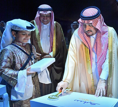 بالصور.. أمير الرياض يفتتح مجمع سابك السكني "تلال الوصيل"