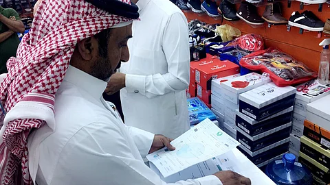 "عمل الرياض" ينفذ 77 زيارة تفتيشية ويضبط 29 وافداً مخالفًا لقرار توطين الاتصالات